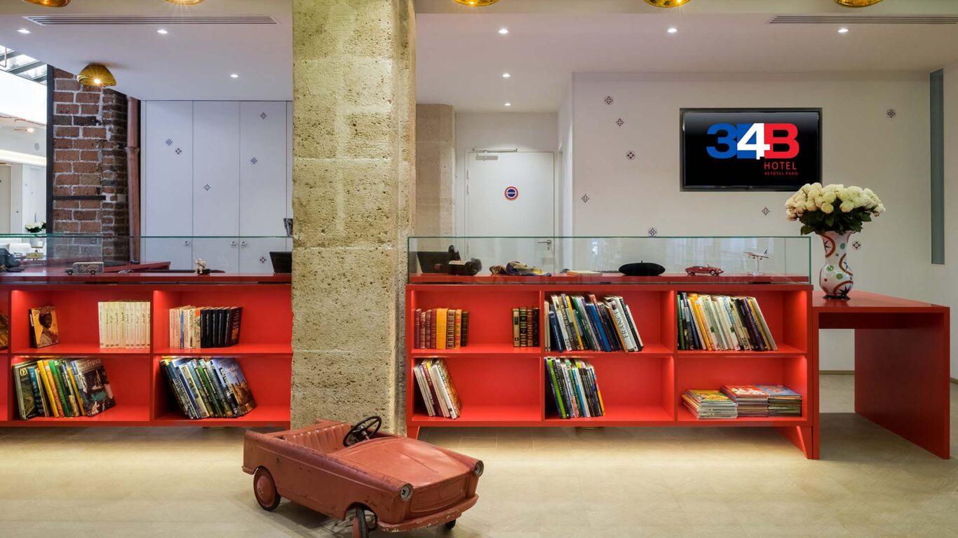 L'atmosphère de la réception de l'hôtel 34B se caractérise par son accueil chaleureux et un cadre riche en couleurs.