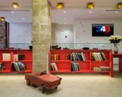 L'atmosphère de la réception de l'hôtel 34B se caractérise par son accueil chaleureux et un cadre riche en couleurs.