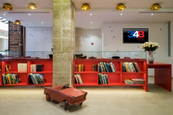 L'atmosphère de la réception de l'hôtel 34B se caractérise par son accueil chaleureux et un cadre riche en couleurs.