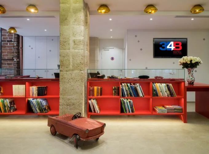 L'atmosphère de la réception de l'hôtel 34B se caractérise par son accueil chaleureux et un cadre riche en couleurs.