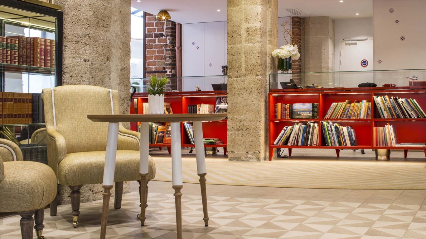 L'atmosphère de la réception de l'hôtel 34B se caractérise par son accueil chaleureux et un cadre riche en couleurs.