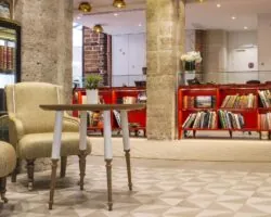 L'atmosphère de la réception de l'hôtel 34B se caractérise par son accueil chaleureux et un cadre riche en couleurs.