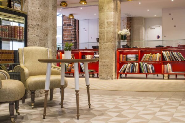 L'atmosphère de la réception de l'hôtel 34B se caractérise par son accueil chaleureux et un cadre riche en couleurs.