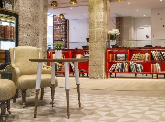 L'atmosphère de la réception de l'hôtel 34B se caractérise par son accueil chaleureux et un cadre riche en couleurs.