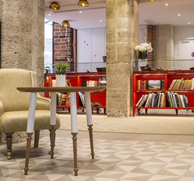 Réception colorée et moderne – Hôtel 34B