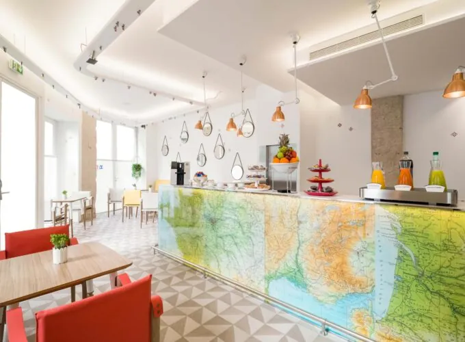 Restaurant Salle Marianne avec des tables et des chaises et une carte sur le comptoir à l’Hôtel 34B