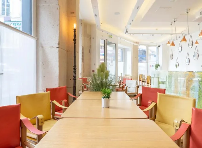 Restaurant Salle Marianne avec panneau à l’hôtel 34B