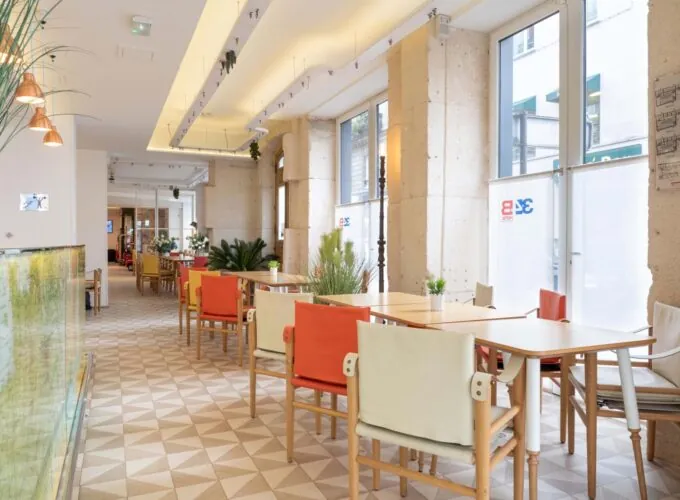 Salle de réunion Marianne à l’Hôtel 34B à Paris, équipée pour des séminaires professionnels