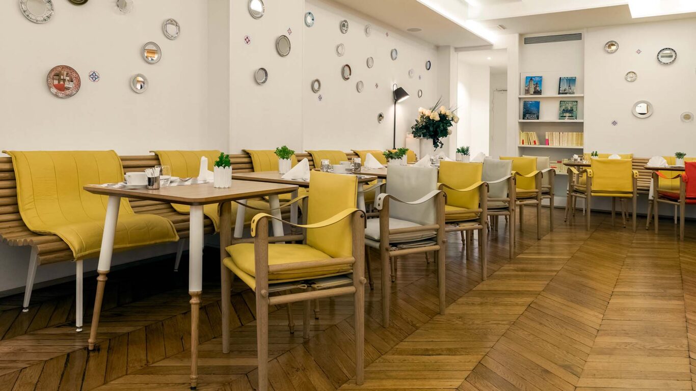 Salle de petit-déjeuner spacieuse de l'hôtel 34B à Paris avec un buffet généreux et un large choix de plats.