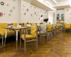 Salle de petit-déjeuner spacieuse de l'hôtel 34B à Paris avec un buffet généreux et un large choix de plats.