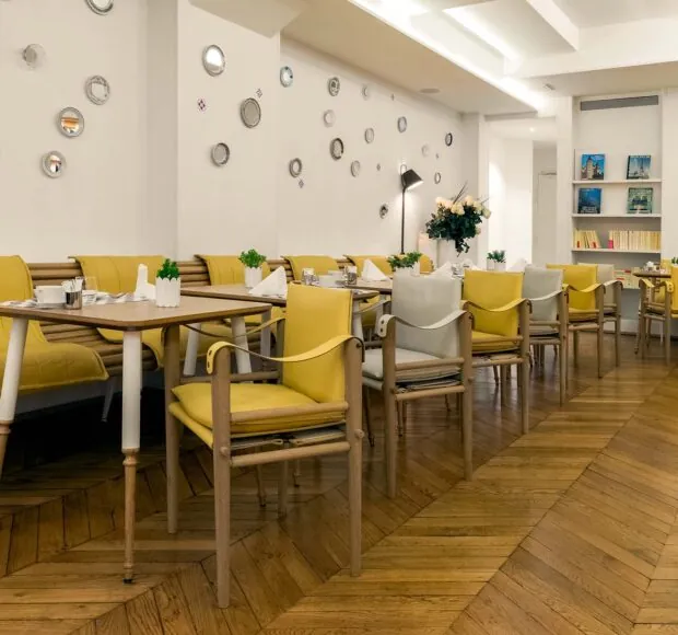 Salle de petit-déjeuner spacieuse de l'hôtel 34B à Paris avec un buffet généreux et un large choix de plats.