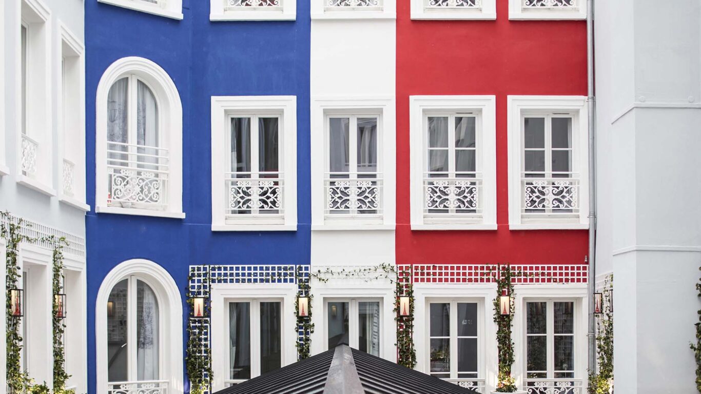 La verriere de l’Hôtel 34B l'identité française se montre ici à travers des touches amusantes et colorées, dans une ambiance à la fois décalée et calme.