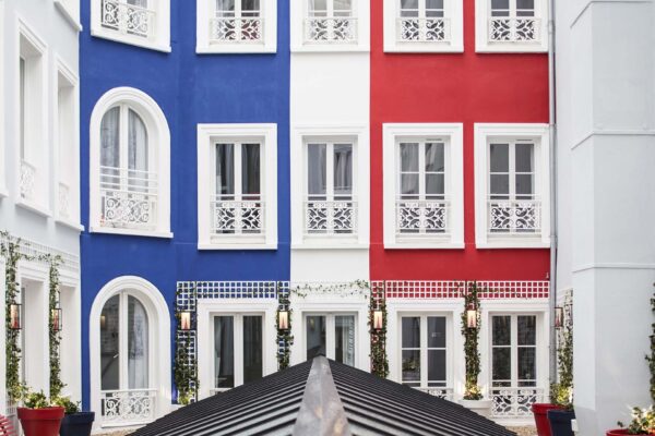 La verriere de l’Hôtel 34B l'identité française se montre ici à travers des touches amusantes et colorées, dans une ambiance à la fois décalée et calme.