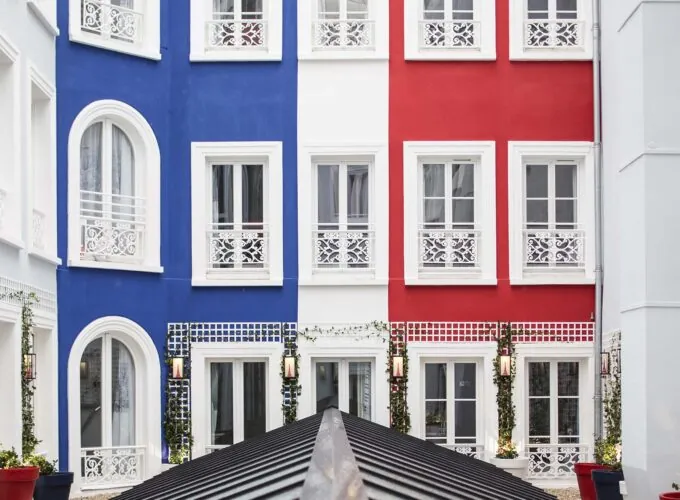 La verriere de l’Hôtel 34B l'identité française se montre ici à travers des touches amusantes et colorées, dans une ambiance à la fois décalée et calme.
