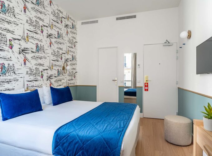 Chambre Double avec un lit et une télévision à l’hôtel Acadia