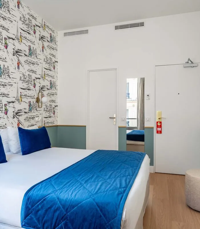 Chambre Double avec un lit et une télévision à l’hôtel Acadia