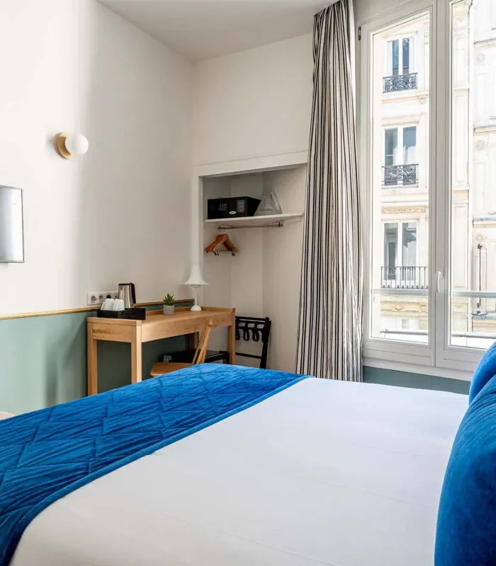 Chambre Double avec un lit, un bureau et une télévision à écran plat à l’hôtel Acadia