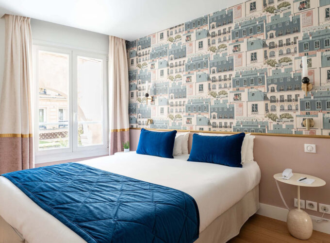 Chambre Double avec un lit et une couverture bleue à l’hôtel Acadia