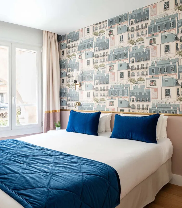 Chambre Double avec un lit et une couverture bleue à l’hôtel Acadia