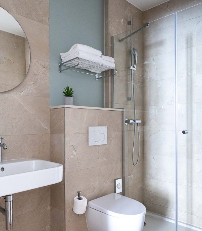 Salle de bain d’une chambre familiale avec un toilette, un lavabo et un miroir à l’Hôtel Acadia