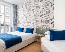 Chambre triple de l’hôtel 3 étoiles Acadia du groupe Astotel à Paris.