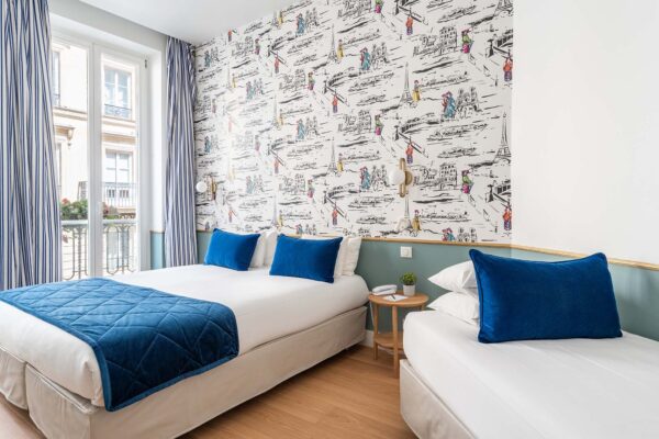 Chambre triple de l’hôtel 3 étoiles Acadia du groupe Astotel à Paris.