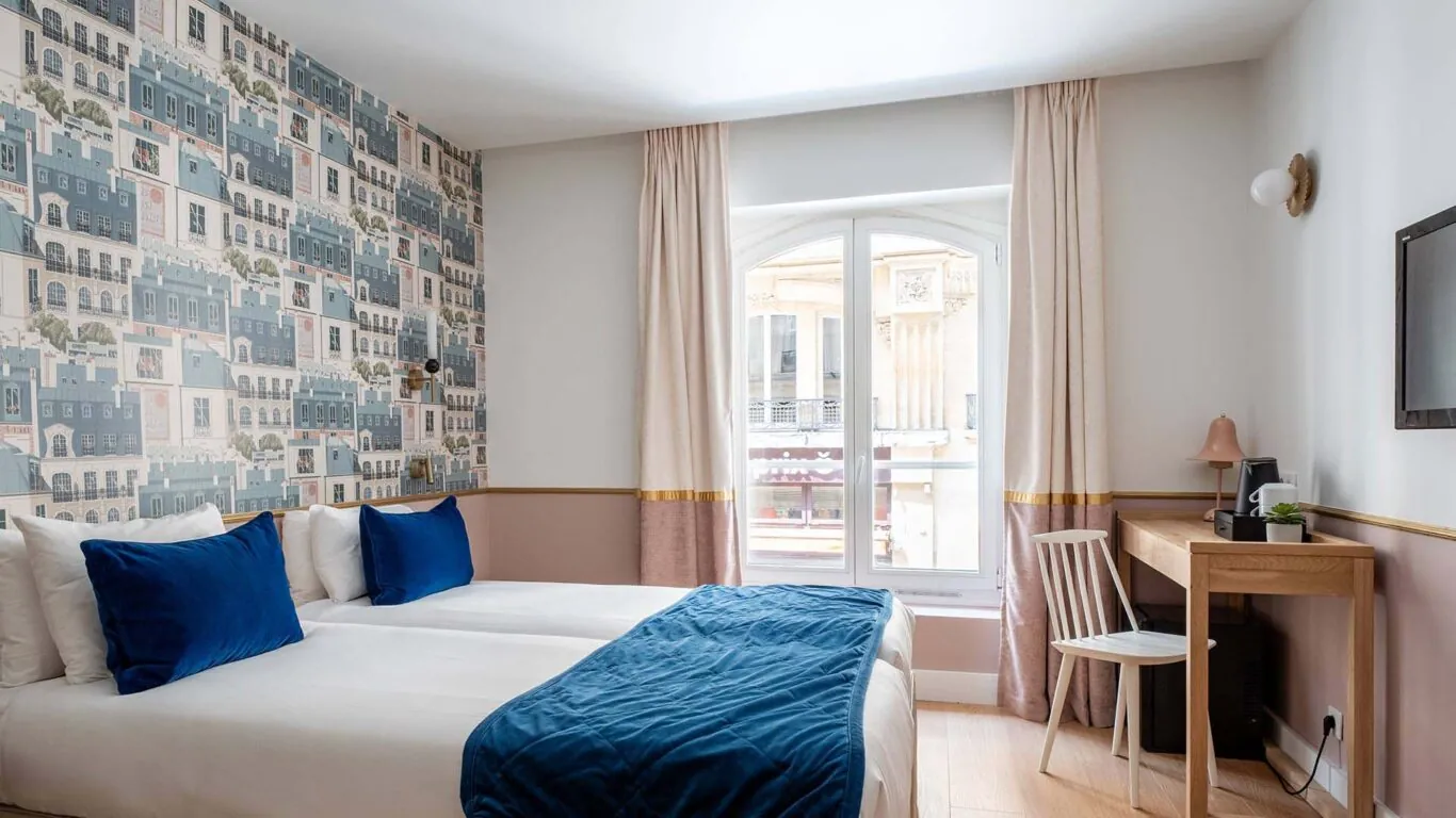 Chambre twin avec deux lits, parfaite pour une ou deux personnes, offrant confort et tranquillité pour un séjour relaxant et intimiste, ou idéale pour des amis/colègues