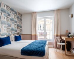 Chambre twin avec deux lits, parfaite pour une ou deux personnes, offrant confort et tranquillité pour un séjour relaxant et intimiste, ou idéale pour des amis/colègues