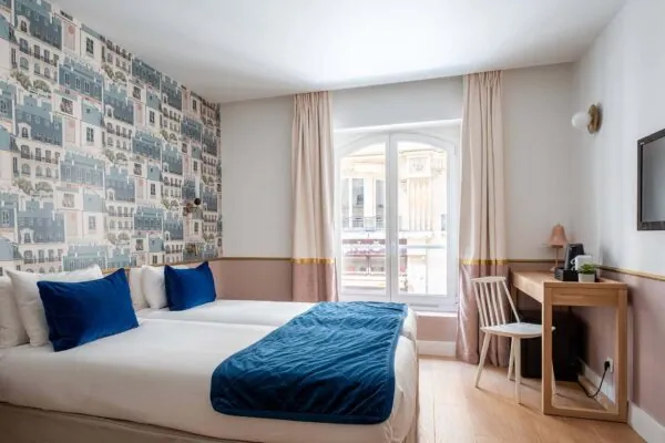 Chambre twin avec deux lits, parfaite pour une ou deux personnes, offrant confort et tranquillité pour un séjour relaxant et intimiste, ou idéale pour des amis/colègues