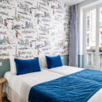 Chambre Twin avec deux lits et une couverture bleue à l’hôtel Acadia