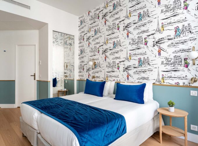 Chambre Twin avec deux lits et une couverture bleue à l’hôtel Acadia