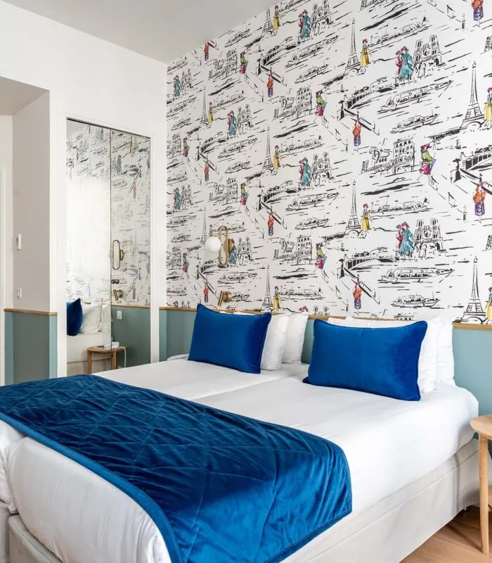 Chambre Twin avec deux lits et une couverture bleue à l’hôtel Acadia