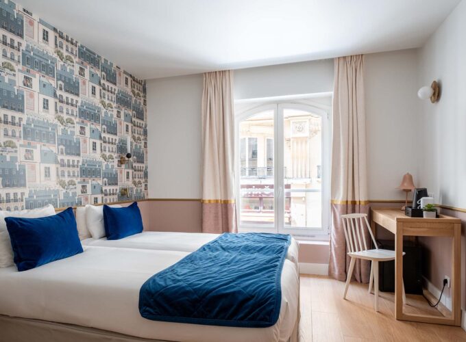 Chambre Twin avec deux lits, un bureau et une fenêtre à l’hôtel Acadia