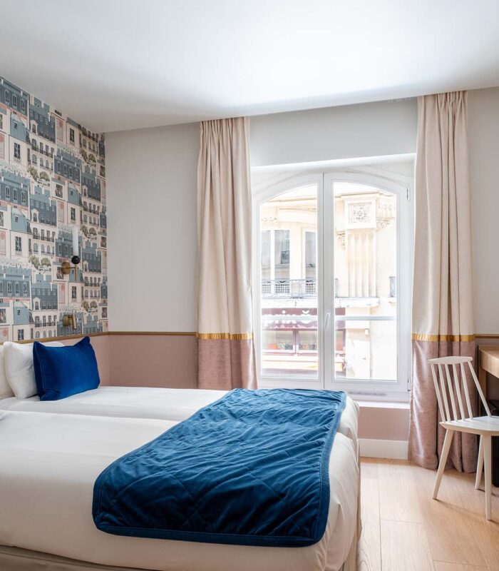 Chambre Twin avec deux lits, un bureau et une fenêtre à l’hôtel Acadia