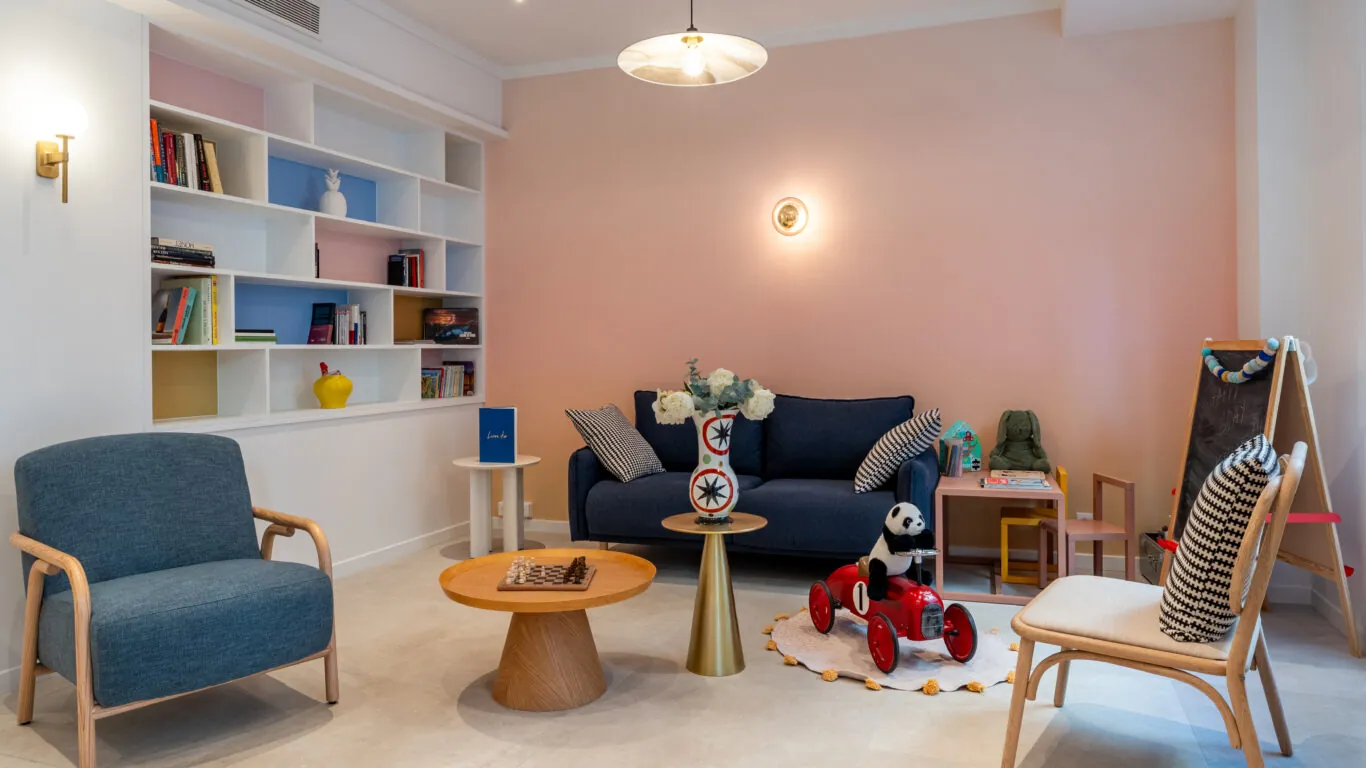 Vue du lobby de l’Hôtel Acadia 3 étoiles à Paris, alliant des couleurs élégantes et un espace dédié aux enfants