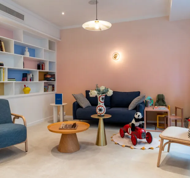 Vue du lobby de l’Hôtel Acadia 3 étoiles à Paris, alliant des couleurs élégantes et un espace dédié aux enfants