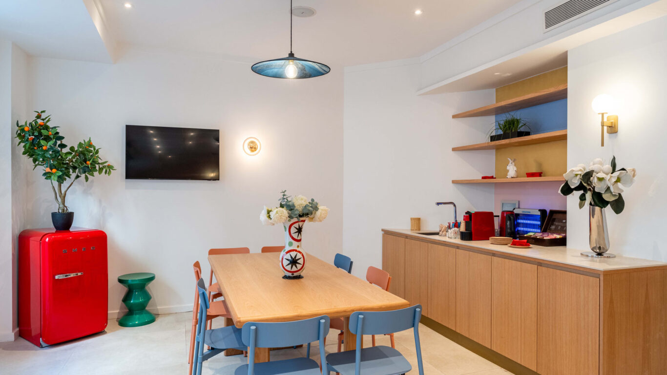 Hall d'accueil de l'hôtel 3 étoiles Acadia à Paris avec des couleurs élégantes et un espace pour enfants.