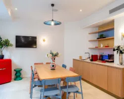 Hall d'accueil de l'hôtel 3 étoiles Acadia à Paris avec des couleurs élégantes et un espace pour enfants.