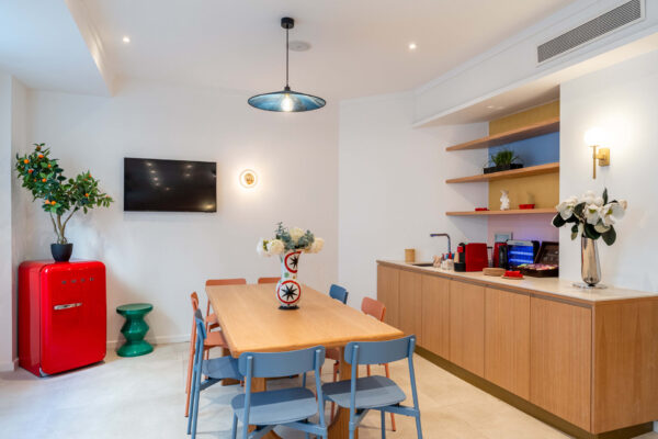 Hall d'accueil de l'hôtel 3 étoiles Acadia à Paris avec des couleurs élégantes et un espace pour enfants.