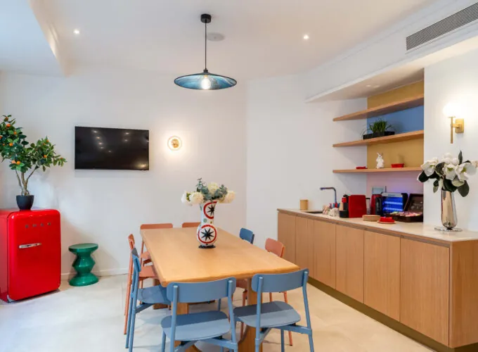 Hall d'accueil de l'hôtel 3 étoiles Acadia à Paris avec des couleurs élégantes et un espace pour enfants.