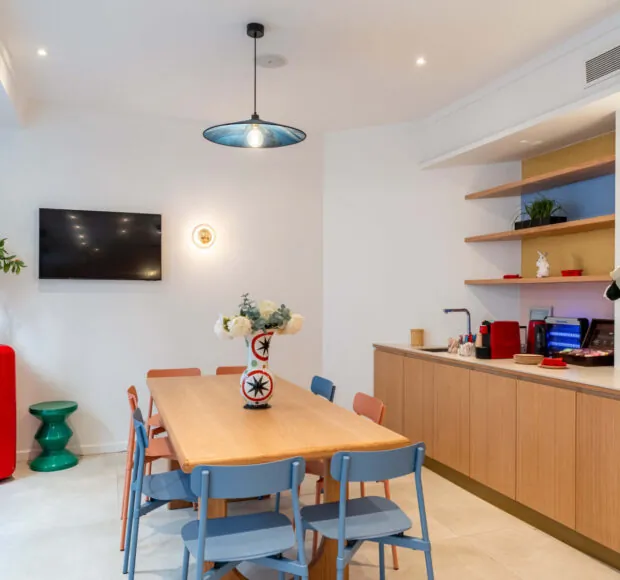 Lobby chaleureux aux tons doux – Hôtel Acadia