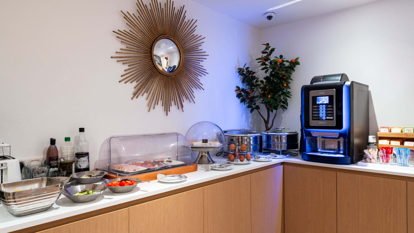 Petit-déjeuner buffet varié à l'hôtel Acadia à Paris avec viennoiseries, pains, fromages, charcuterie, yaourts, fruits et céréales.