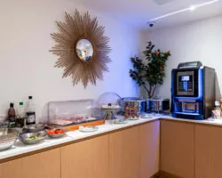 Petit-déjeuner buffet varié à l'hôtel Acadia à Paris avec viennoiseries, pains, fromages, charcuterie, yaourts, fruits et céréales.