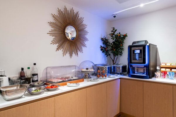 Petit-déjeuner buffet varié à l'hôtel Acadia à Paris avec viennoiseries, pains, fromages, charcuterie, yaourts, fruits et céréales.