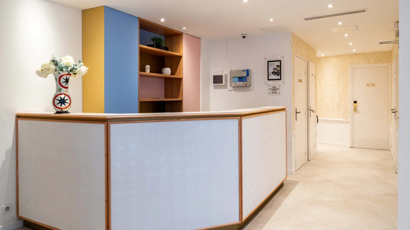 Vue de la réception de l’hôtel 3 étoiles Acadia du groupe Astotel à Paris, 9ᵉ arrondissement