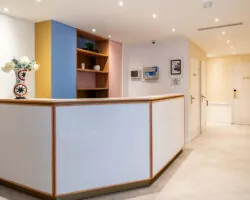 Vue de la réception de l’hôtel 3 étoiles Acadia du groupe Astotel à Paris, 9ᵉ arrondissement