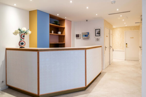 Vue de la réception de l’hôtel 3 étoiles Acadia du groupe Astotel à Paris, 9ᵉ arrondissement