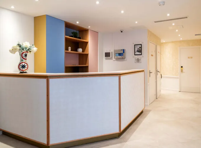 Vue de la réception de l’hôtel 3 étoiles Acadia du groupe Astotel à Paris, 9ᵉ arrondissement