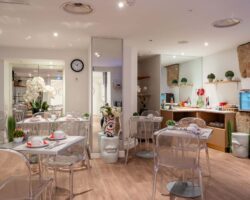 Salle de petit-déjeuner de l'hôtel Acadia à Paris avec buffet varié et ambiance chaleureuse et accueillante.