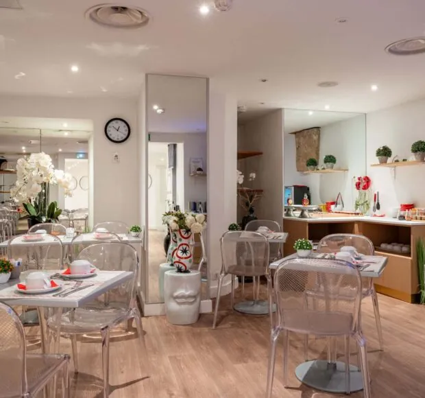 巴黎 Acadia 酒店宽敞的早餐室，提供丰盛的自助餐和各式各样的菜肴。